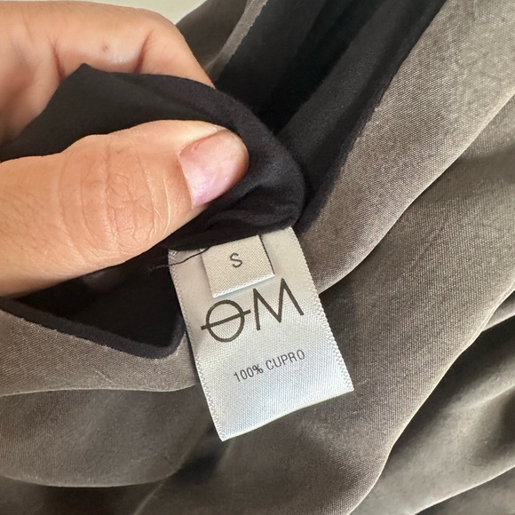 Elegant Brown Sleeveless Dress - Picture 5 of 9